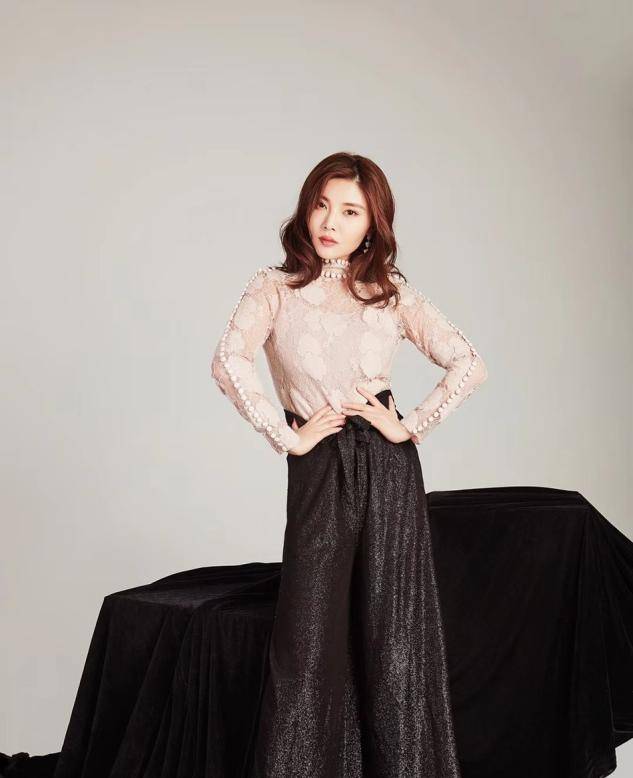 大腿|?徐冬冬晒最新写真,裙子短到大腿根,配黑色皮衣又酷又惹眼