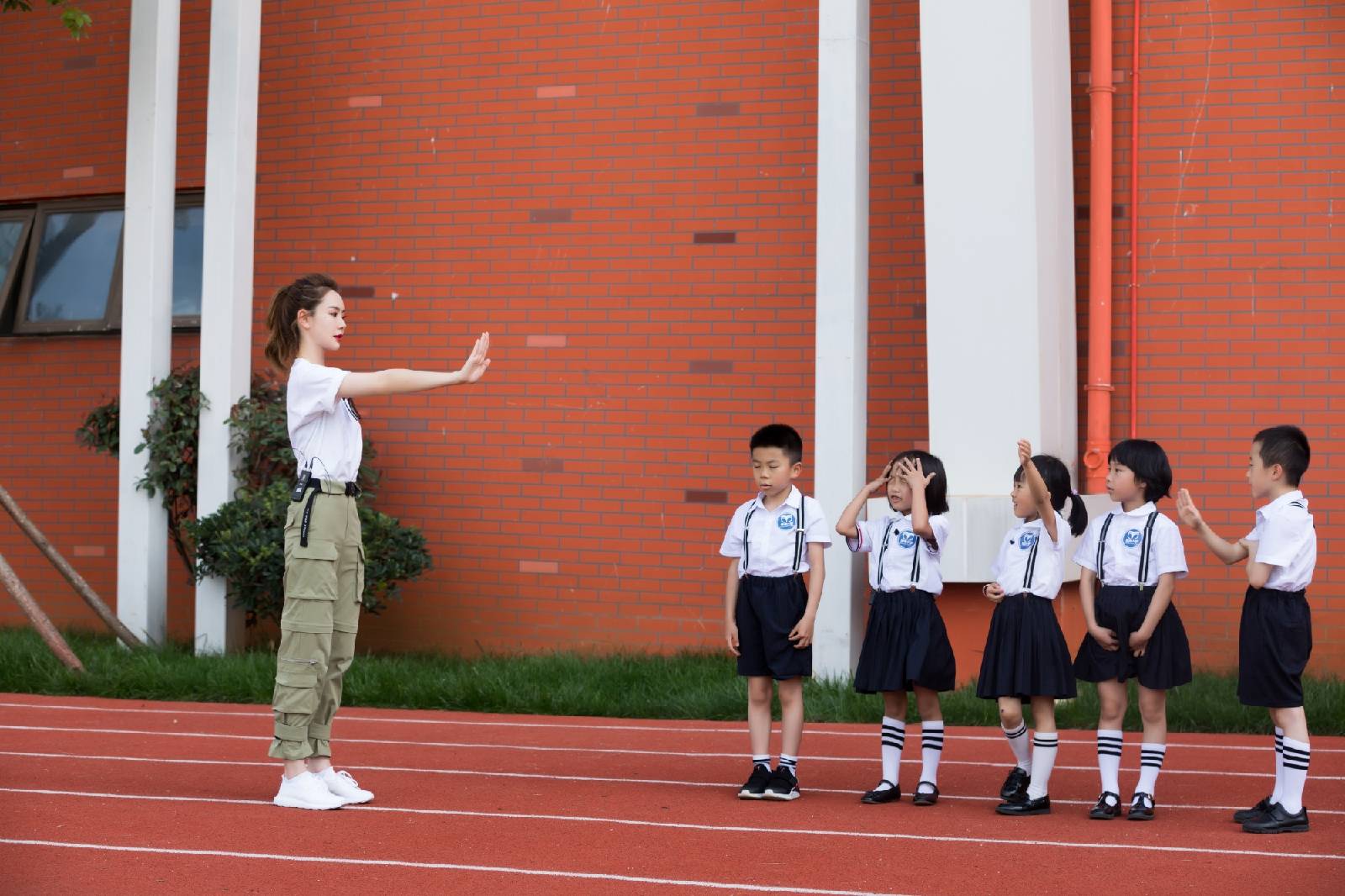 戚薇|36岁戚薇颜值回春,白色T恤配工装裤秀好身材,凹凸有致似少女