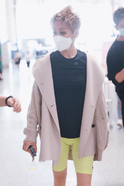 短裤|宁静走机场太高调，近万块的LV配嫩绿色短裤，48岁也有少女范