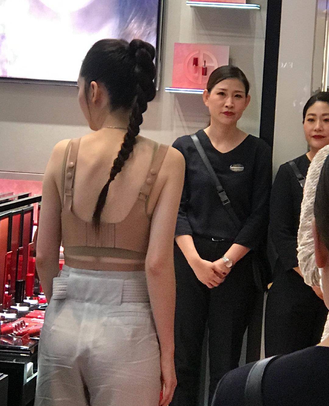 设计|郭碧婷阔腿裤配麻花辫超霸气，向佐金丝眼镜配丝巾非常帅气