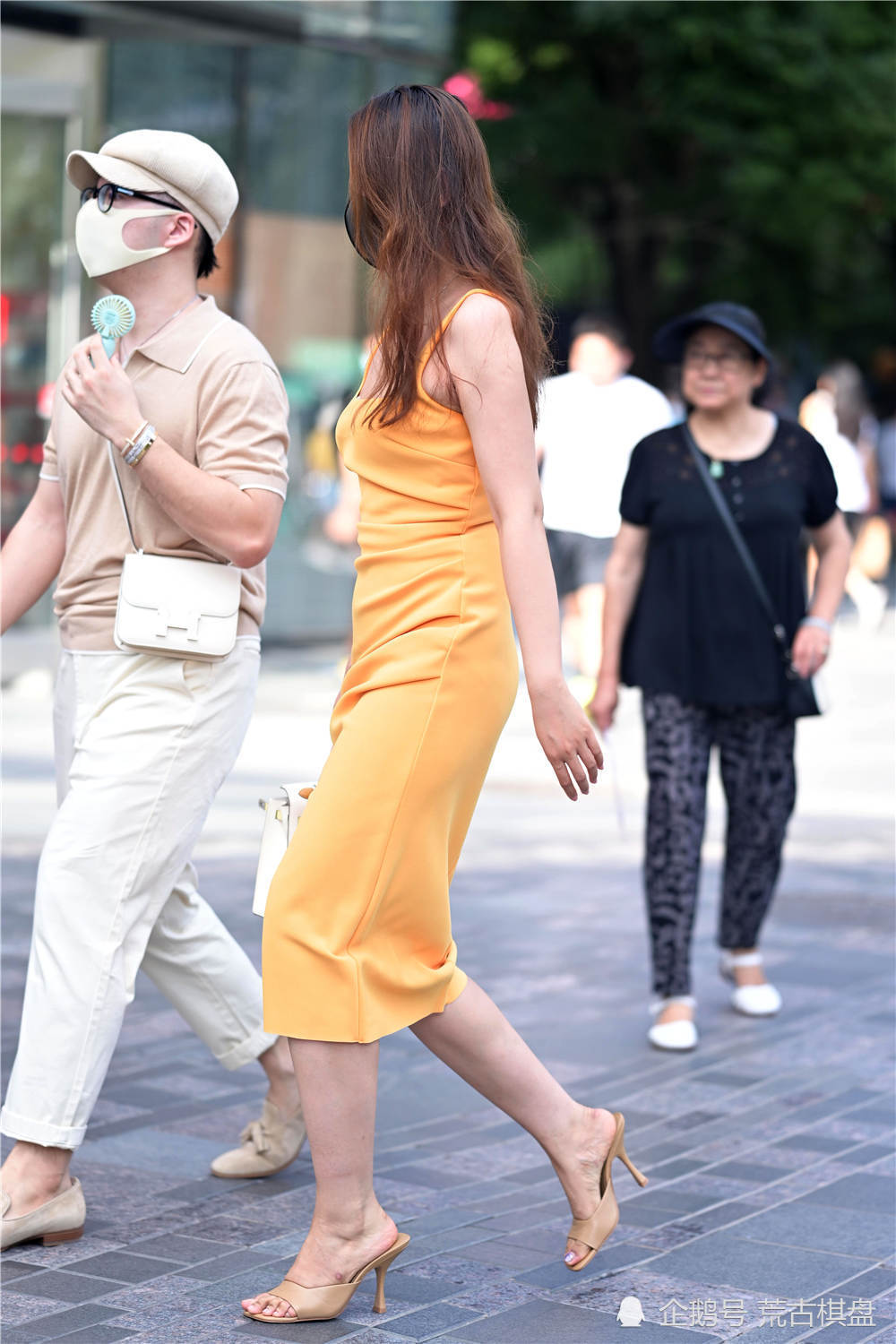 身材|喜欢修身连衣裙的姑娘，对自己的身材自信，更需要高跟鞋衬托