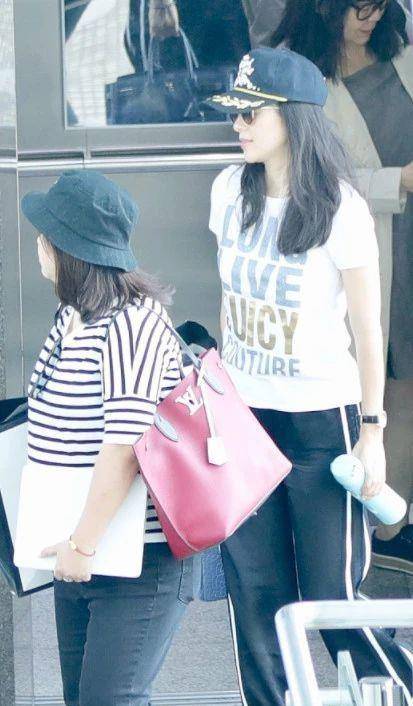 包袱|章子怡抛弃巨星包袱，穿运动装走机场超朴素，40岁素颜美得真高级