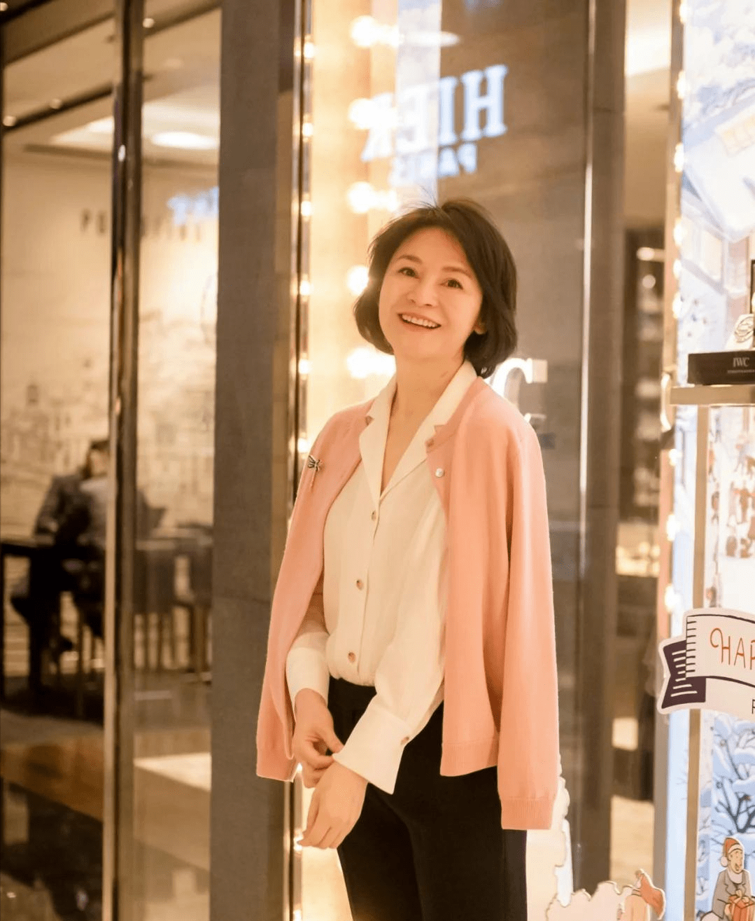 马甲|女人过了60岁，开春如何穿更美嫩？针织衫＋衬衫就够了