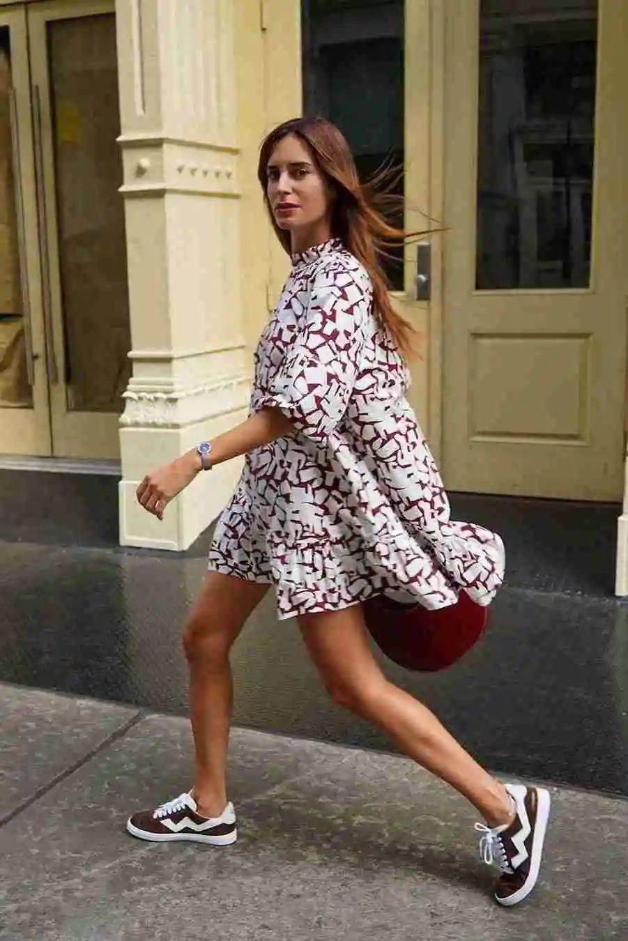 腰带|初夏火了一种穿法：衬衫裙＋运动鞋，清爽减龄又时髦，好看显气质