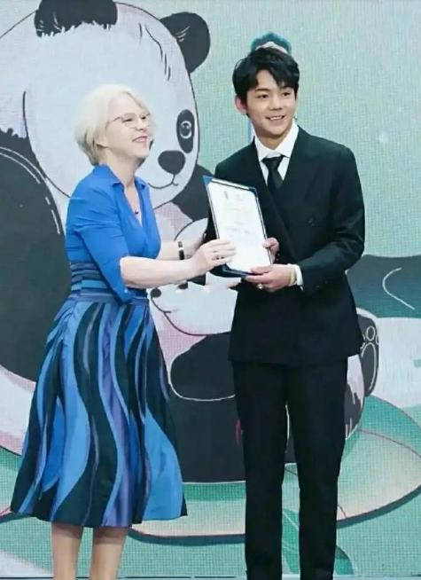 黑色|丁真出道后变潮流达人,穿连帽短袖配七分裤,变时尚了却少了纯真