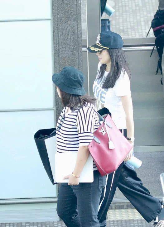 包袱|章子怡抛弃巨星包袱，穿运动装走机场超朴素，40岁素颜美得真高级