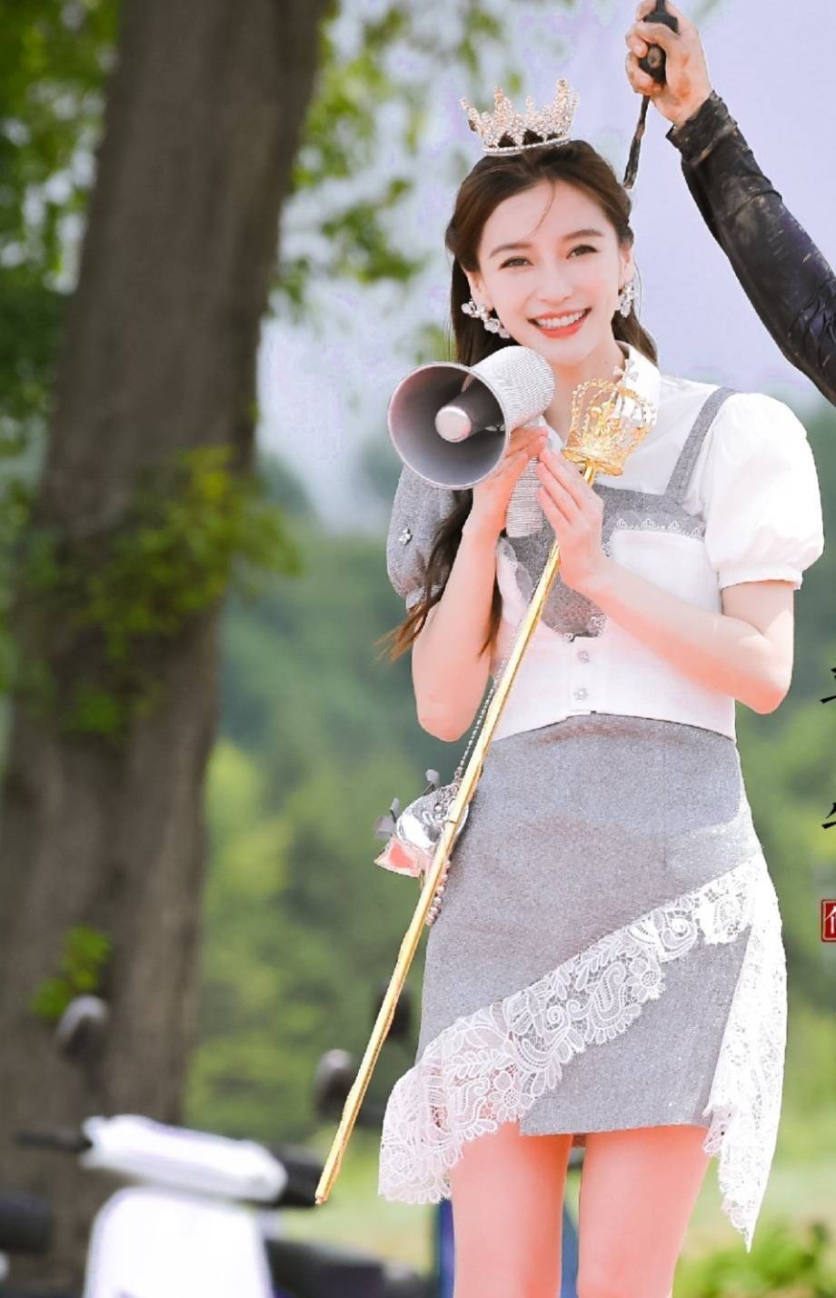 杨颖|31岁杨颖状态真好，穿白色印花T恤现身，这凹凸绝了