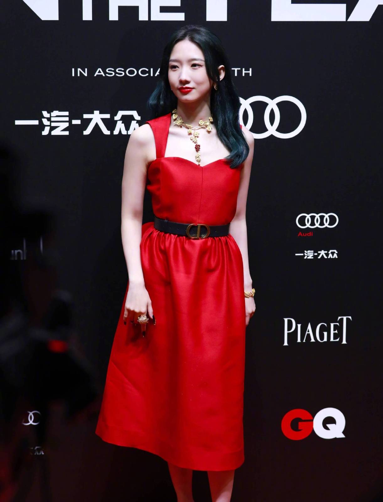 孟美岐|22岁孟美岐造型翻车,红色长裙配黄金首饰,丝毫不见青春活力