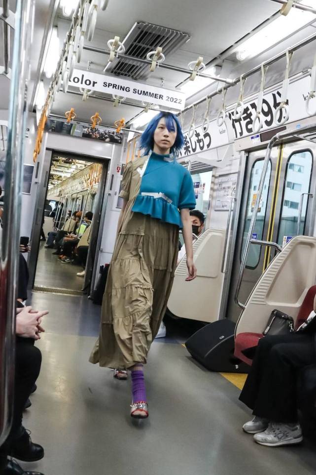 列车|京急列车上走时装秀，KOLOR不求震撼天桥，只求在生活中留下印象