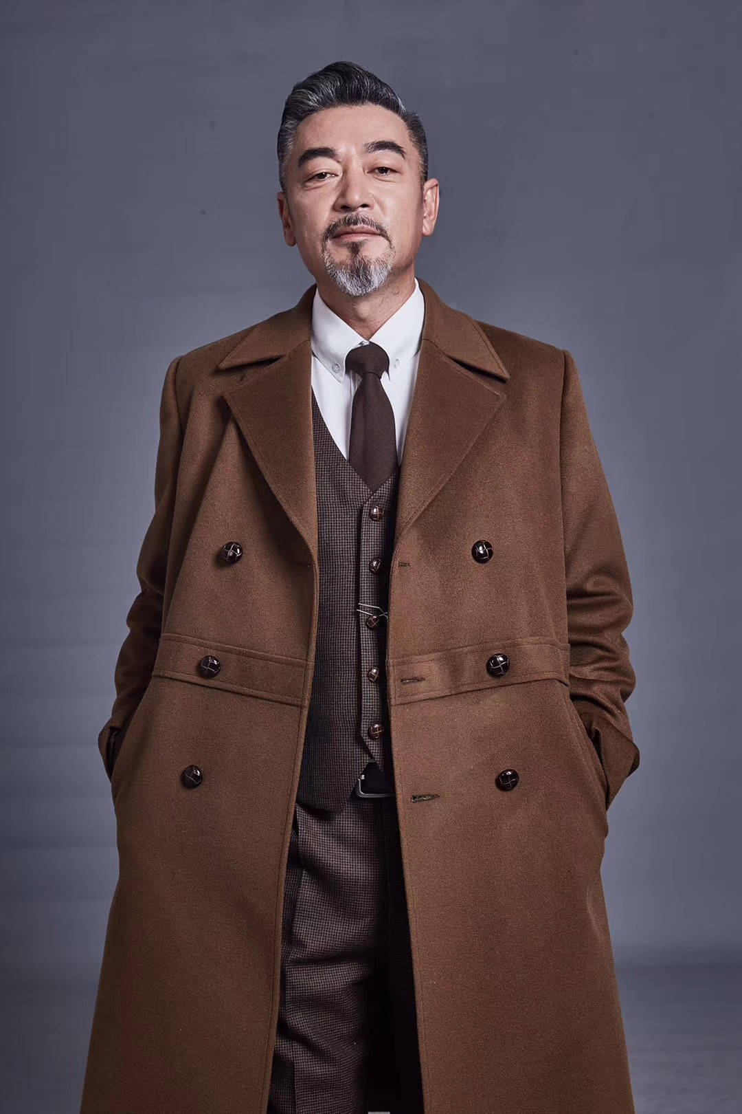 原创演员何涌生曝光秋日写真,型男大叔尽显复古时尚魅力