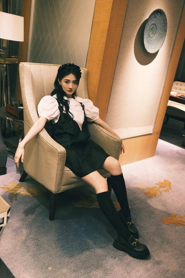 短袜|还是徐璐会打扮,吊带裙叠穿扮“校园女生”,这气质真赞