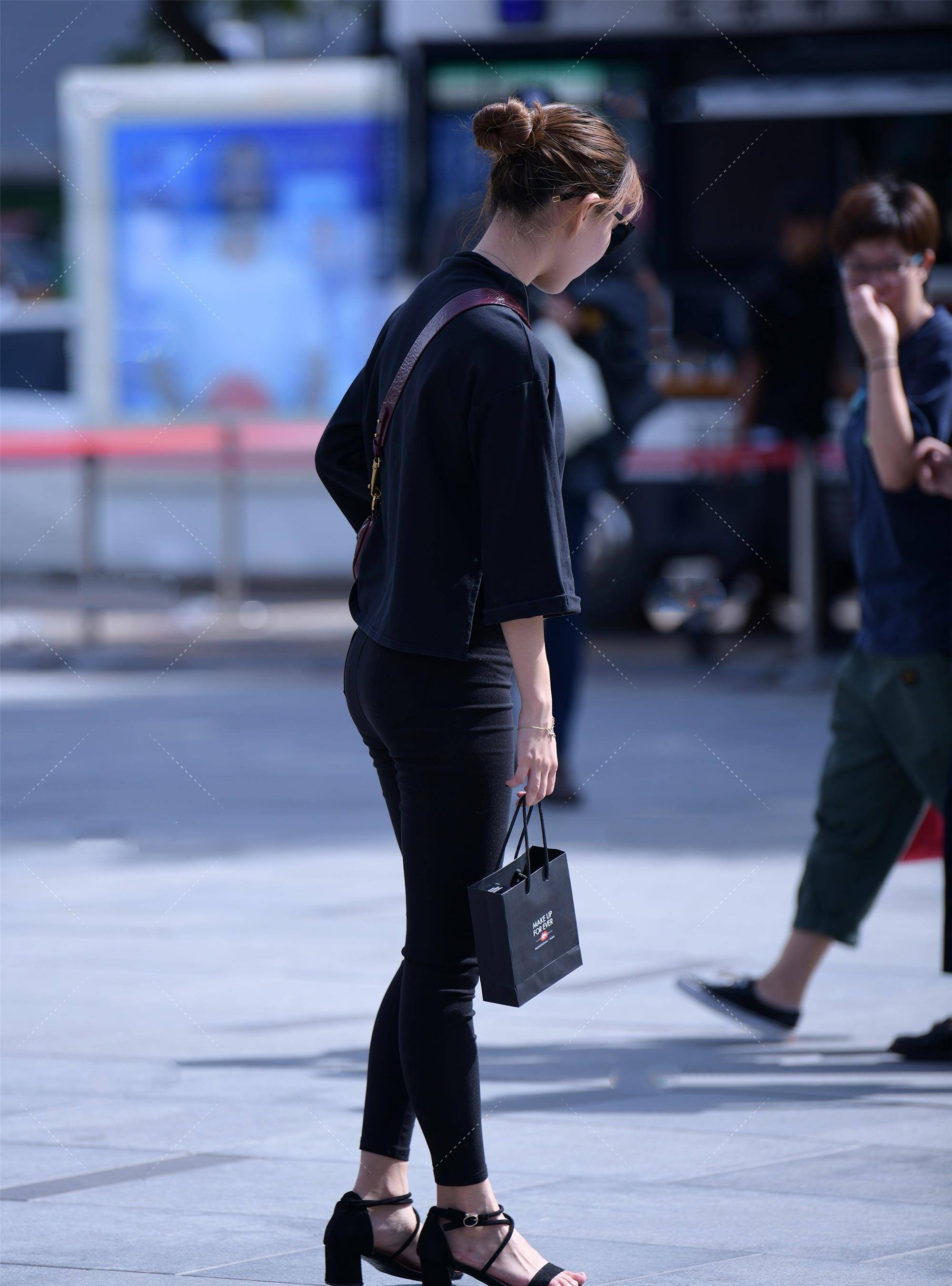 长裤|黑色系穿搭，配铅笔长裤、一字带鞋子，显黑酷潮流风