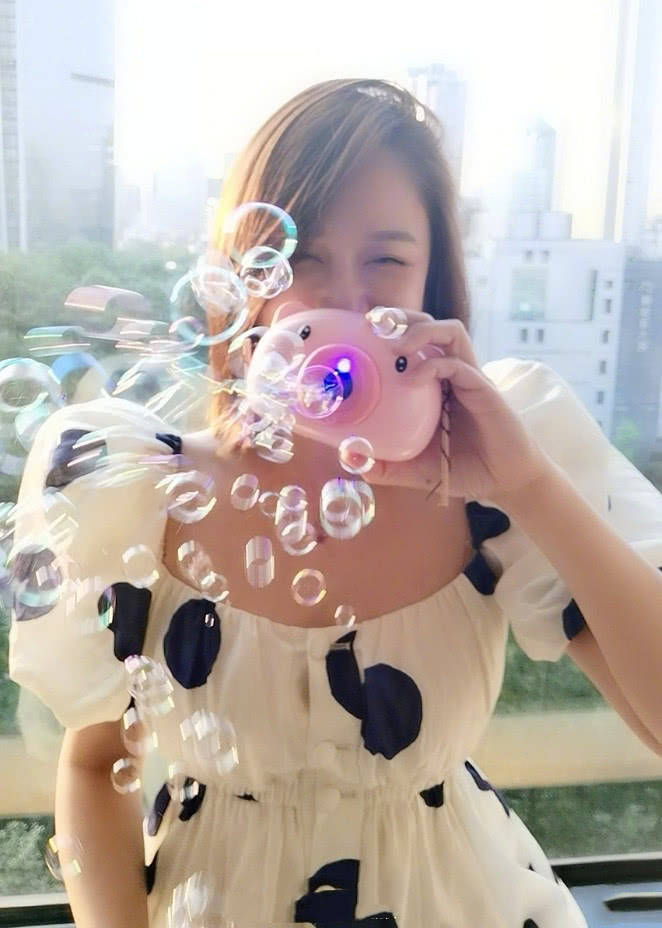 黑色|恋爱后的陈乔恩不得了,为扮嫩她穿上泡泡衫,谁知腰却变得极粗