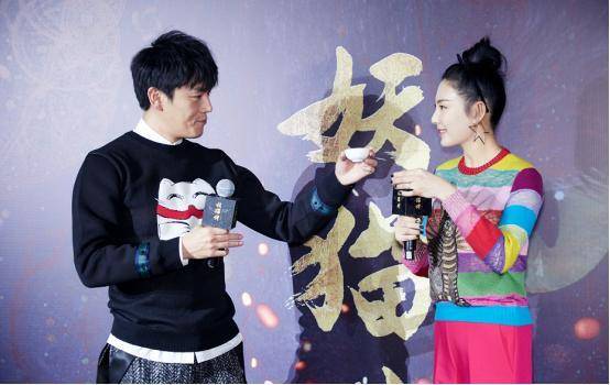 一身|张雨绮穿“彩虹色”抢镜,一身搭配粉粉嫩嫩,看不出真实年纪