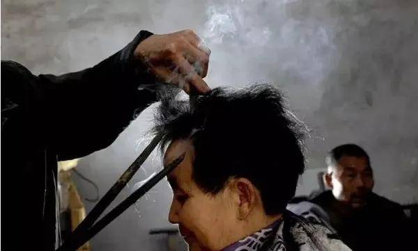 白女士|被称内娱95花颜霸的她，靠港风造型再次惊艳网友：太绝了！