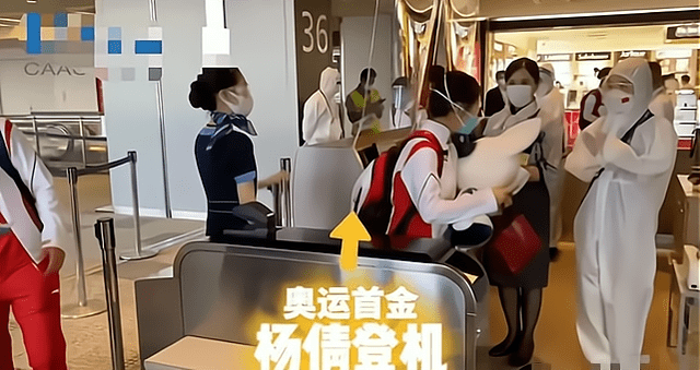 金杨|双金杨倩回国后太潇洒！扎丸子头甜美减龄，奶瓶特效下可爱到膨胀！