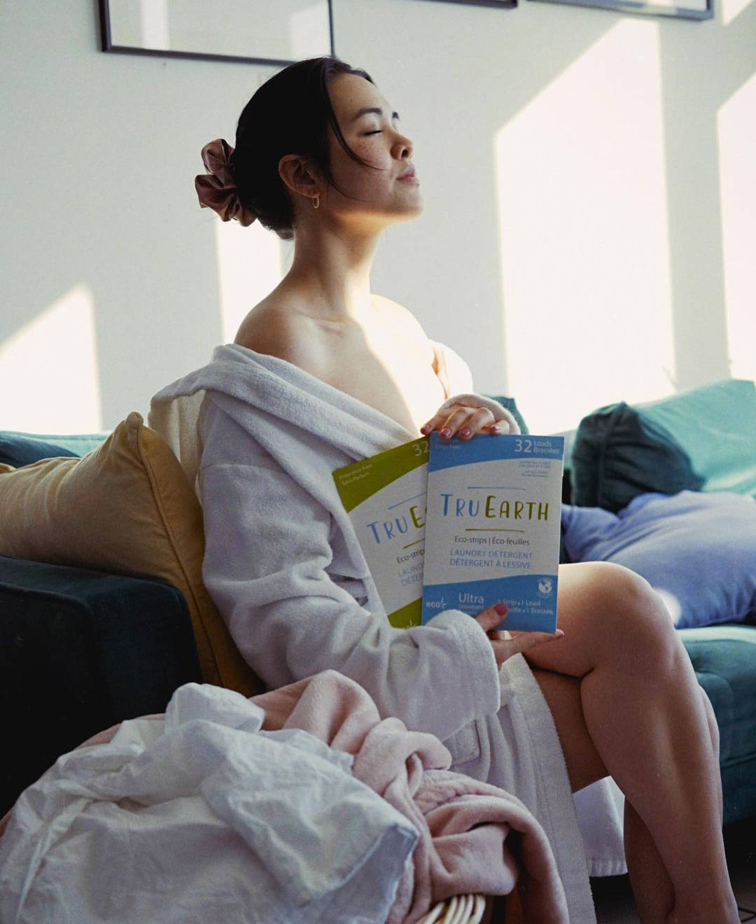 Yasmine|钟丽缇22岁大女儿晒美照，穿浴袍凹造型，身材比妈妈还要辣