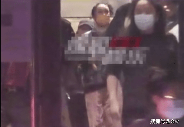 周迅|46岁周迅赤狐大片曝光！穿大露背裙腰肢纤细，挑染红发风情万种