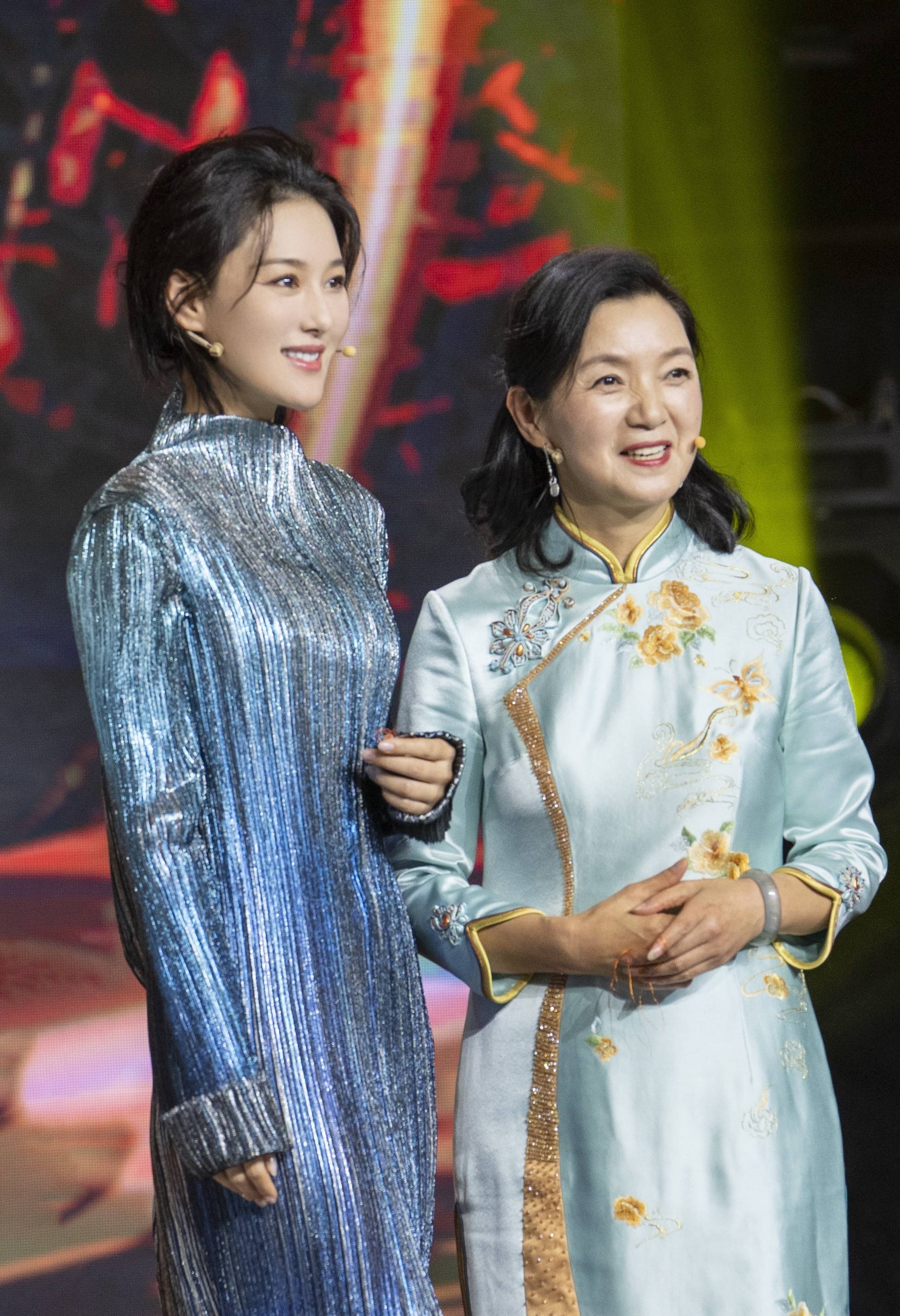 高跟鞋|张馨予的混搭风我看不懂,高跟鞋搭配渔网袜,一般人学不来!