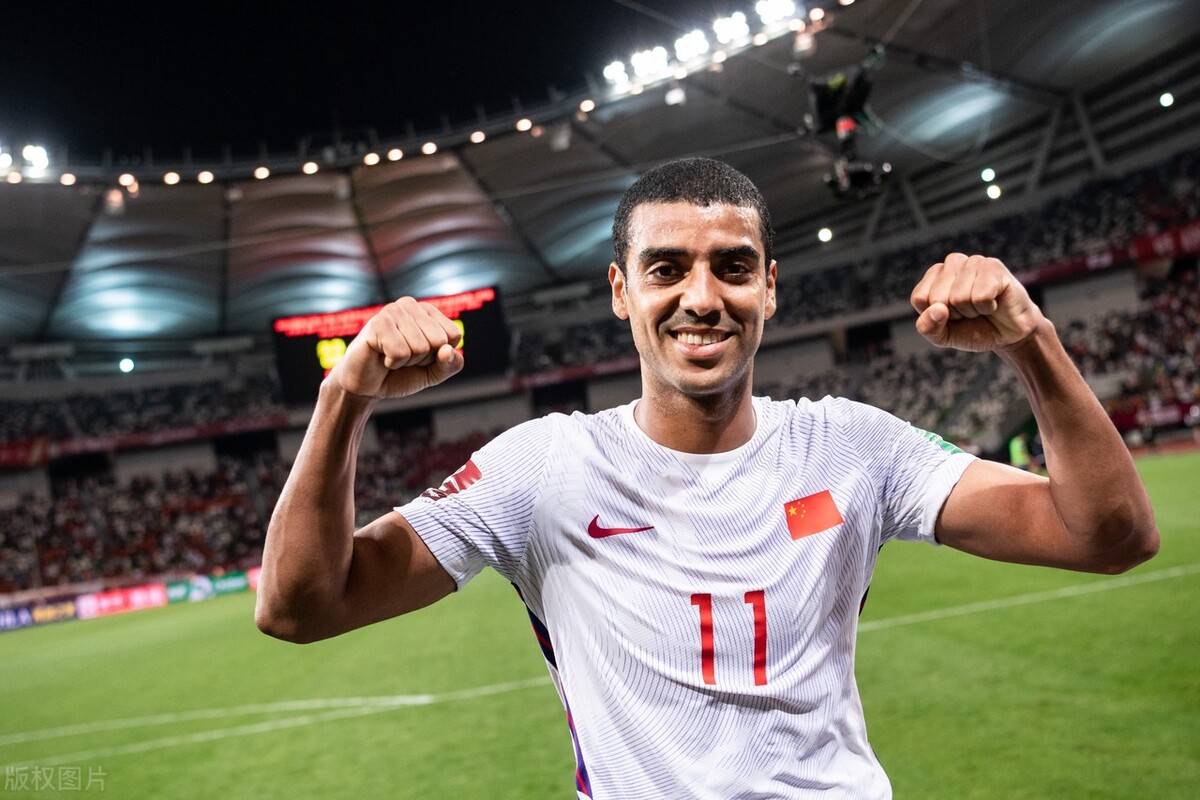 阿兰上场8分钟受伤,注意他之后的行为,这样的球员不配踢主力?