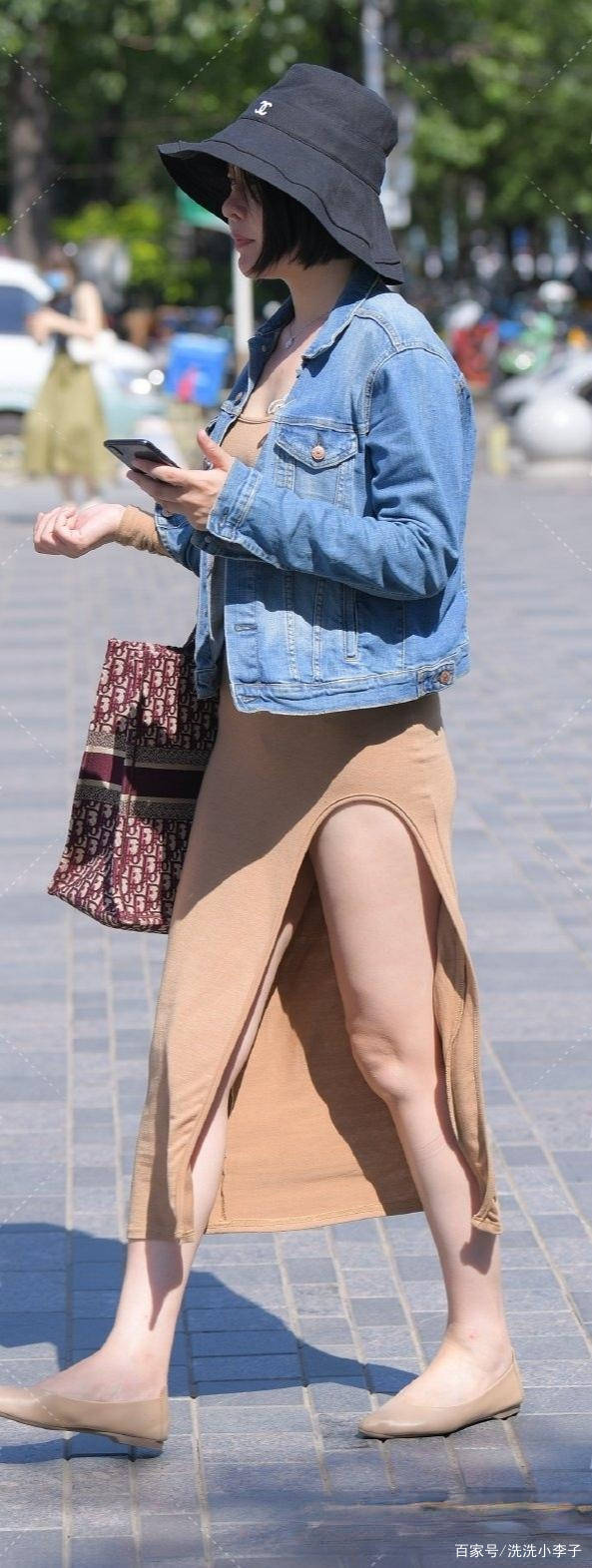 黑色|妹妹外出购物，穿着黑色潮流套装配高跟鞋，真不错