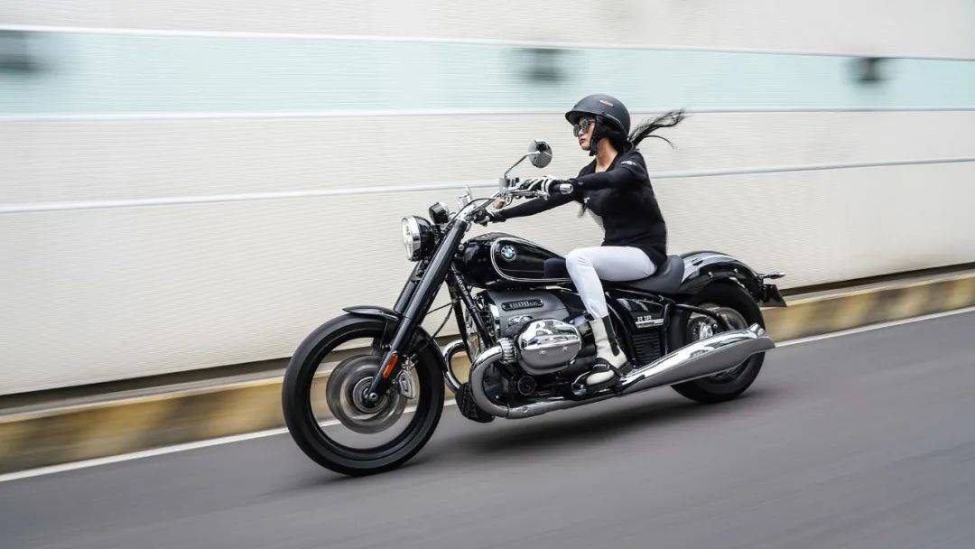 深度采访开拿铁的悦悦小姐姐不管是悦悦小姐姐,还是宝马摩托车,相信