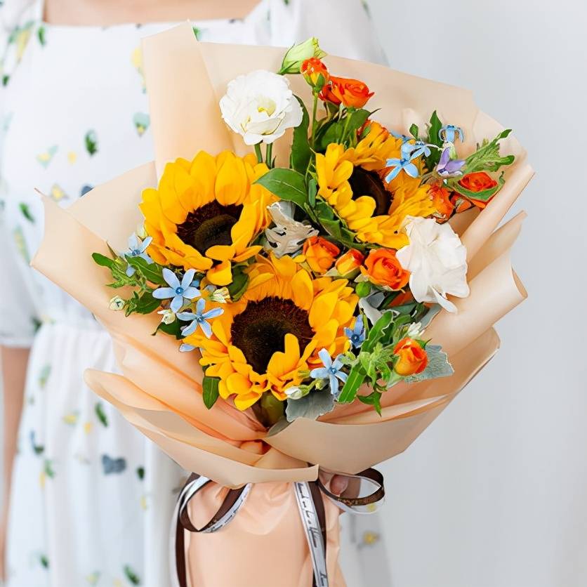 花材:3枝向日葵搭配白桔梗,蓝色蓝星花,橙色多头玫瑰,银叶菊花语:逆光