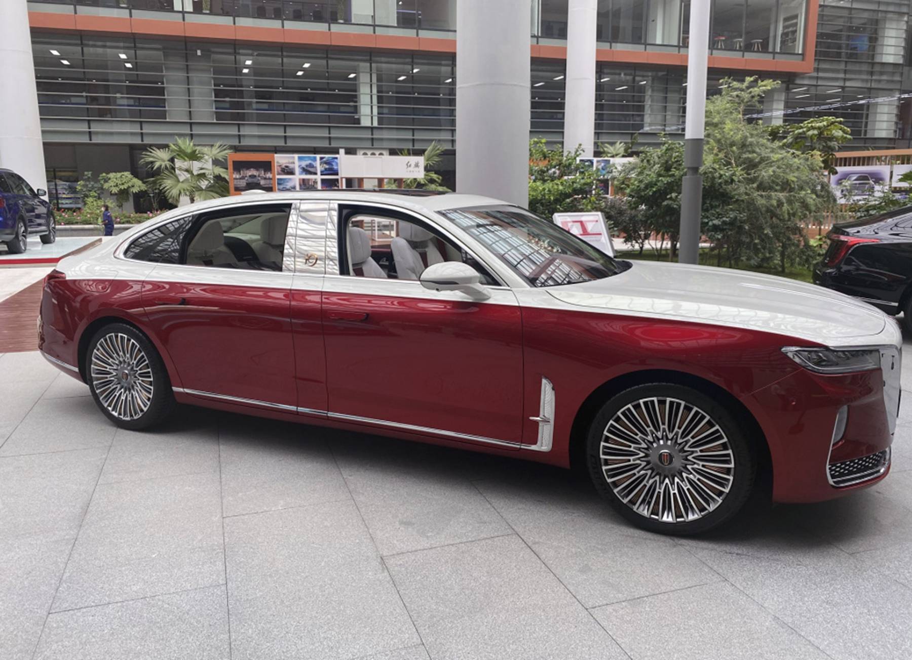 首先从外观上面看,红旗h9 可谓是豪华元素拉满.