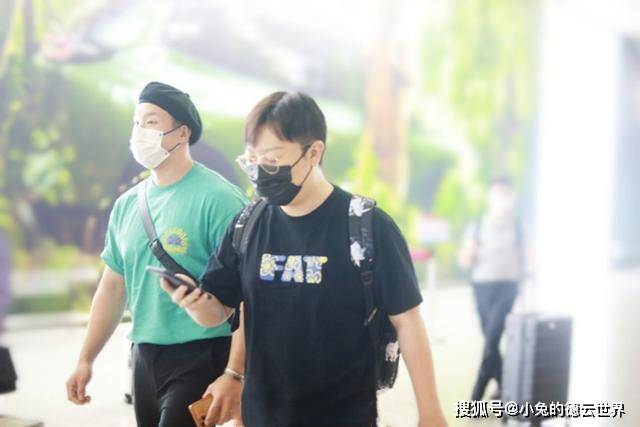 什么|德云社烧饼、曹鹤阳舞台演出，拿副总栾云平砸挂，这次可算解气了