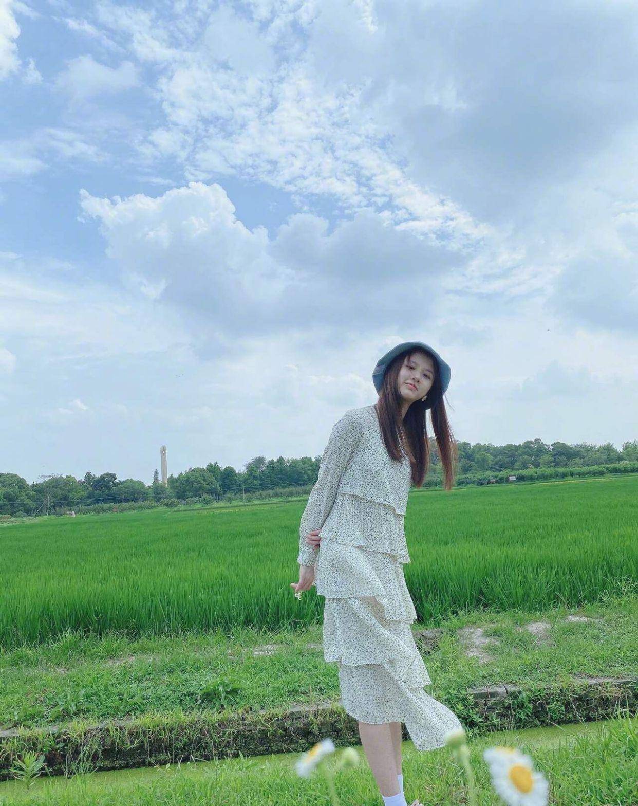什么|张慧雯的“校花脸”真没谁了！穿碎花蛋糕裙，女生看了也羡慕不已
