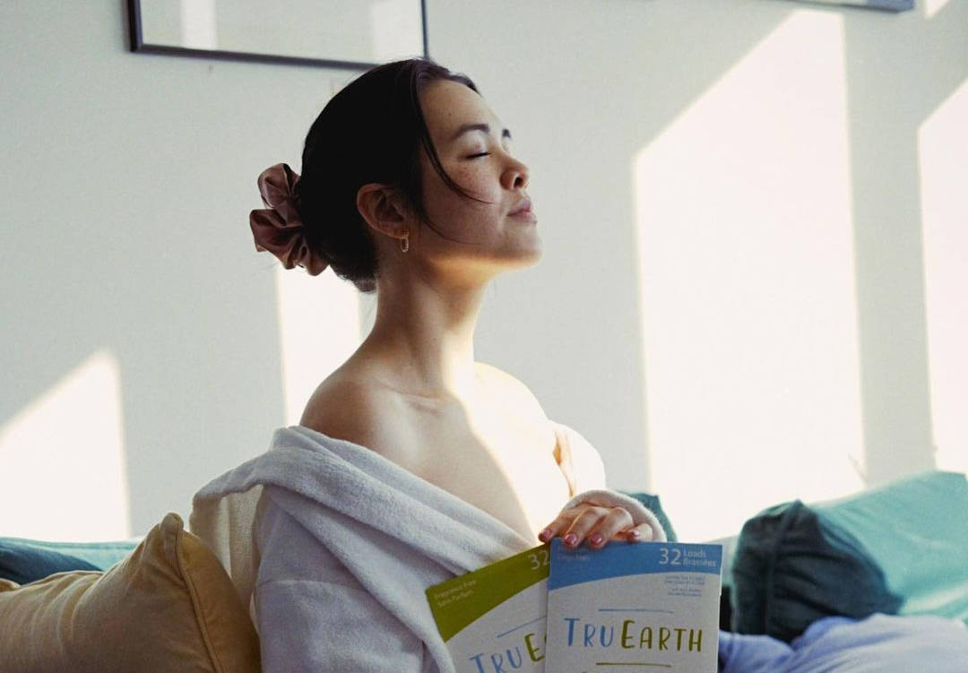 Yasmine|钟丽缇22岁大女儿晒美照，穿浴袍凹造型，身材比妈妈还要辣