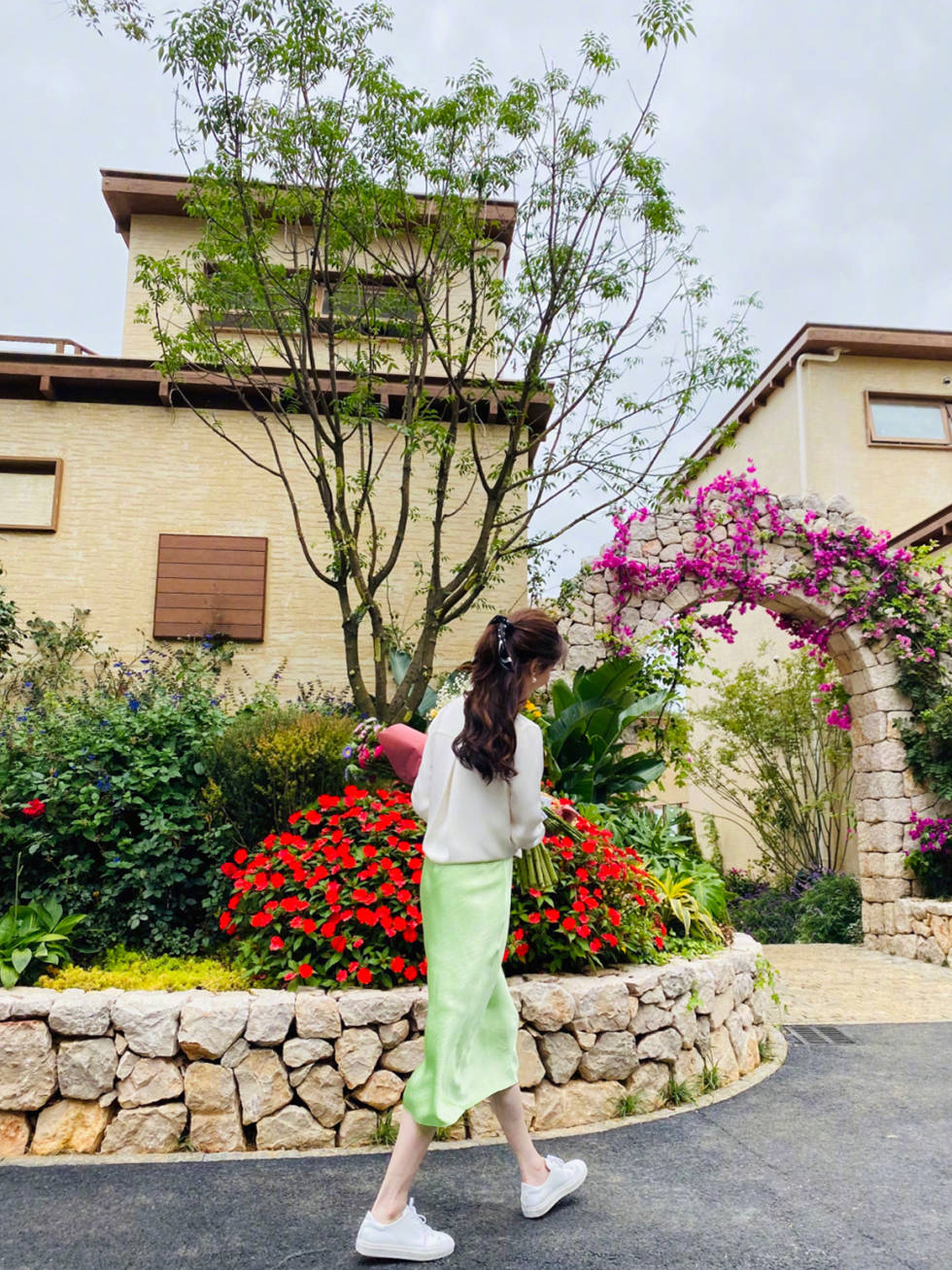 江疏影|秋季衬衫怎么穿时髦,学江疏影用它搭配缎面裙,温柔又气质