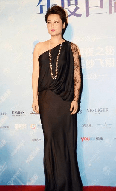 路线|袁立中年也奔放，穿露肩裙配蕾丝走性感路线，不惧发福身材