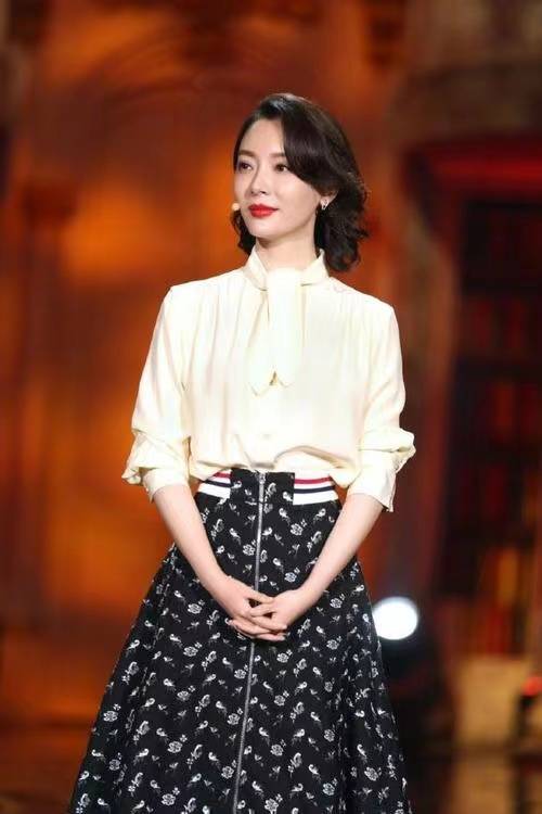 氛围|有品味的女人穿衬衫都懂配丝巾，看俞飞鸿陈数就知道，太有气质了