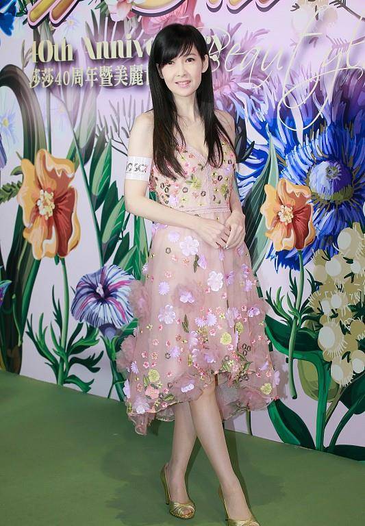 颜色|周慧敏到了中年还在开演唱会，身材颜值都很好，穿的衣服很可爱