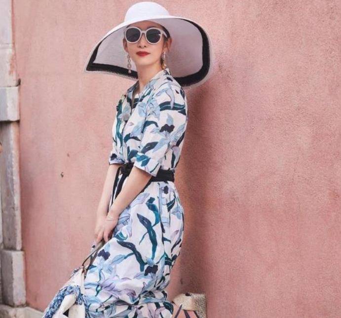 迪丽热巴|同样一件衣服，秦海璐穿起来更有感觉，不输迪丽热巴