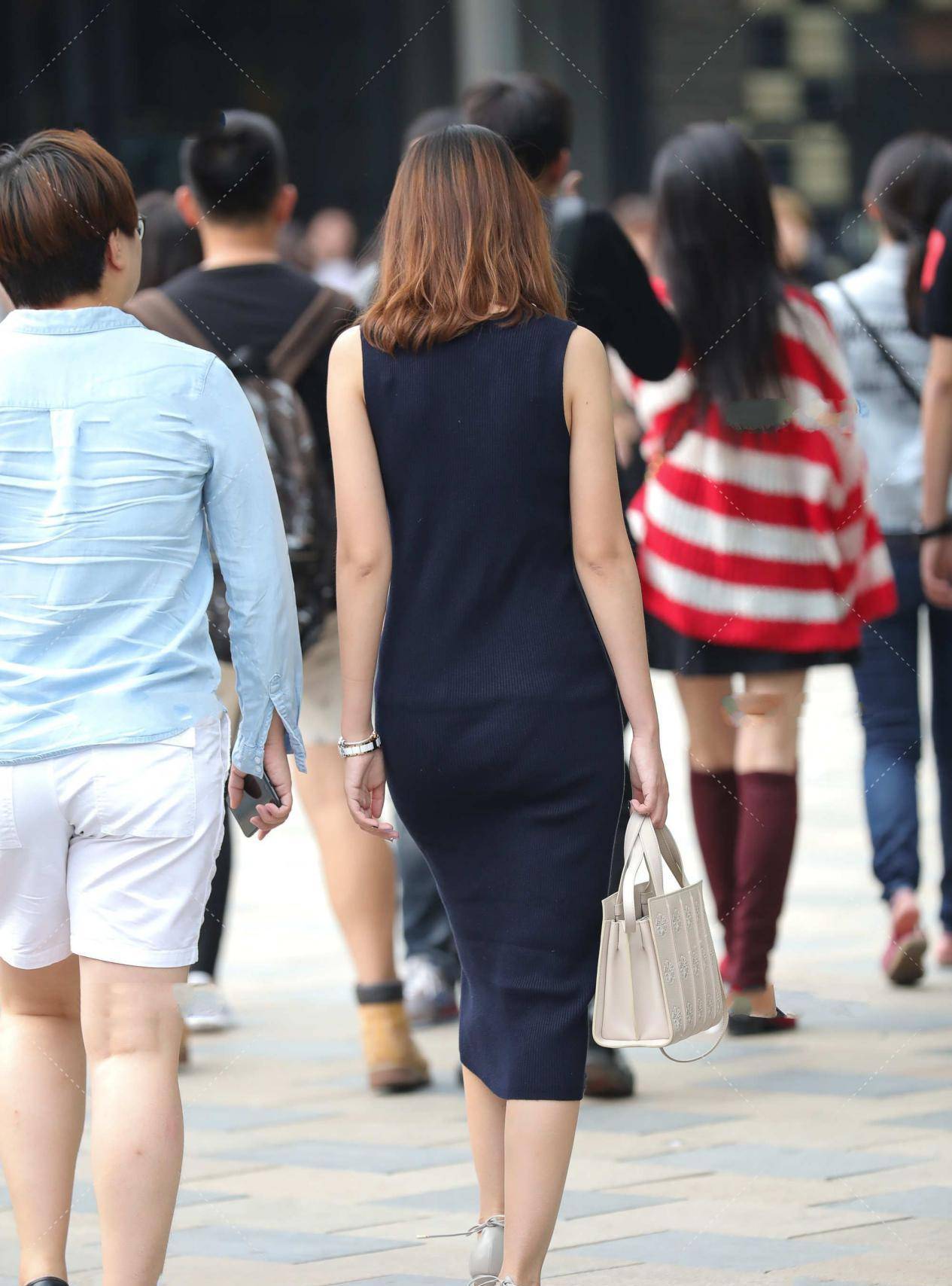 显得|黑色针织长裙,金属纽扣配饰科技感十足,又潮又酷