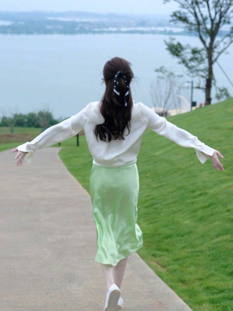 江疏影|秋季衬衫怎么穿时髦,学江疏影用它搭配缎面裙,温柔又气质