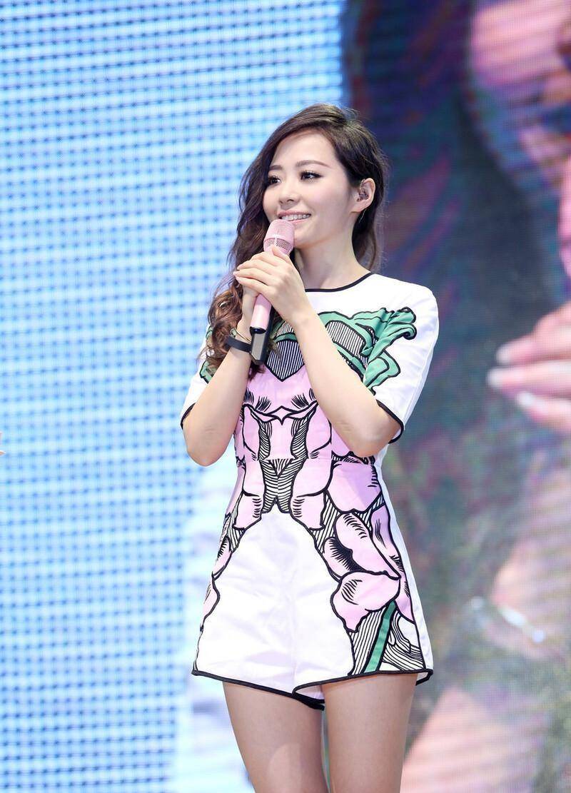 吊带|张靓颖的造型是认真的吗?侧面看感觉不咋保守,“豆腐肌”真撩人