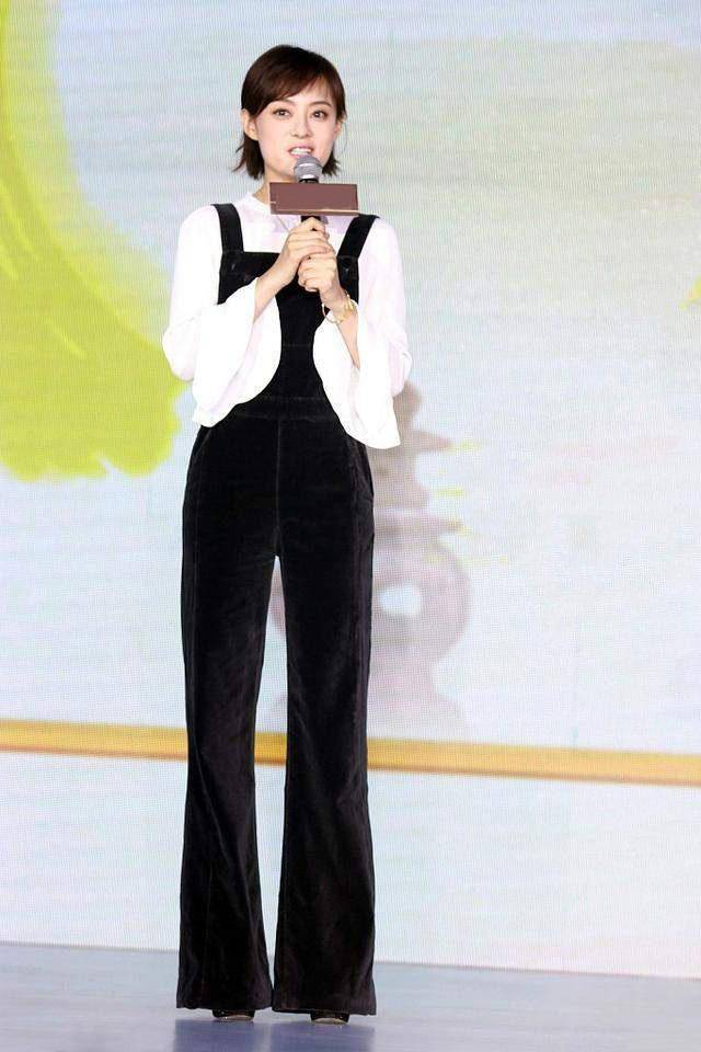 姐妹|孙俪穿搭太减龄了，喇叭袖上衣配背带裤，38岁嫩成18岁小姑娘