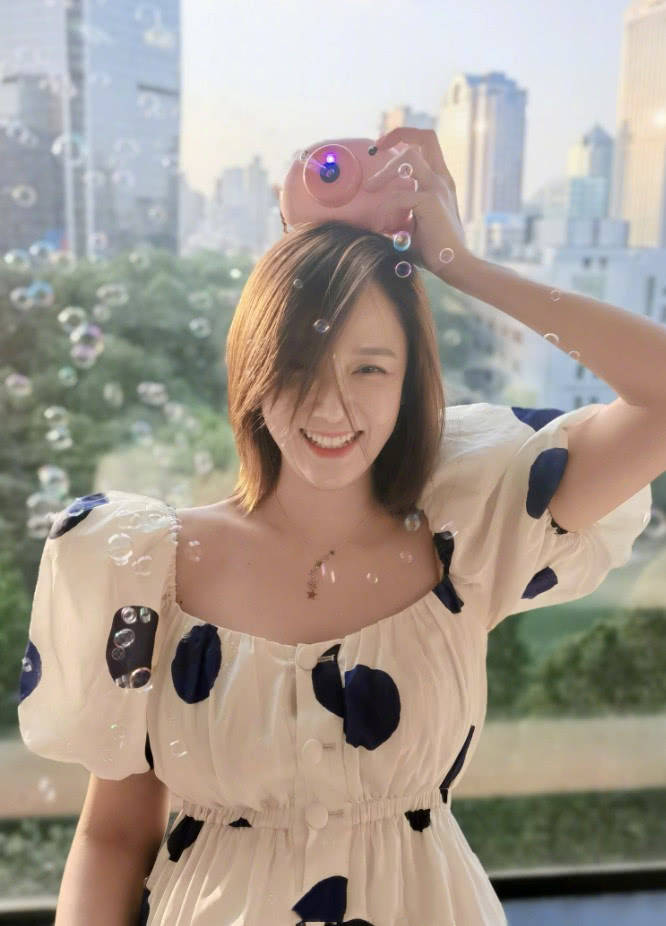 黑色|恋爱后的陈乔恩不得了,为扮嫩她穿上泡泡衫,谁知腰却变得极粗