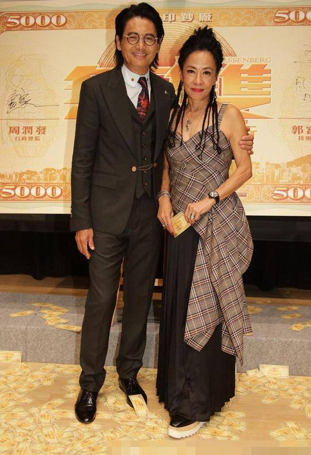 颜色|周润发老婆真保守，穿开叉裙还内搭秋裤，端庄得体难怪发哥会着迷？