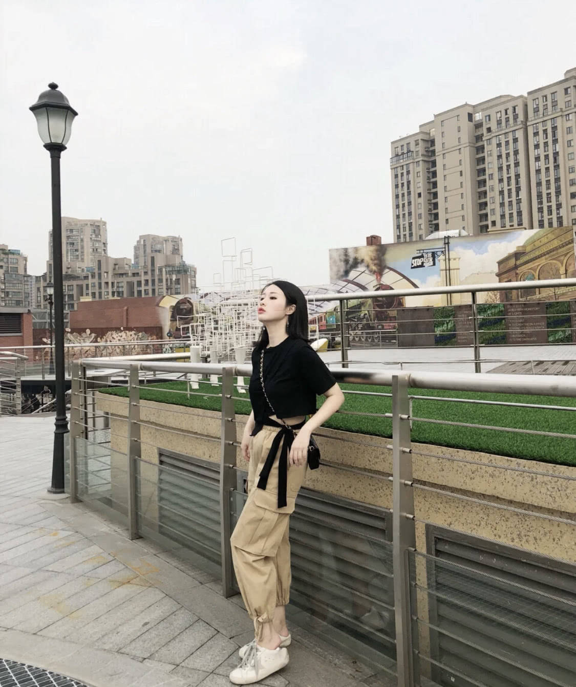 工装裤|女人过了30岁,别总穿牛仔裤,试试这几件“装嫩裤”时尚又减龄