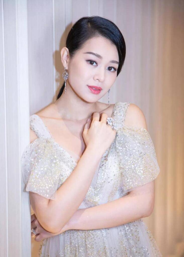 原创41岁胡杏儿晒最新写真四肢纤细锁骨明显被赞产后恢复快