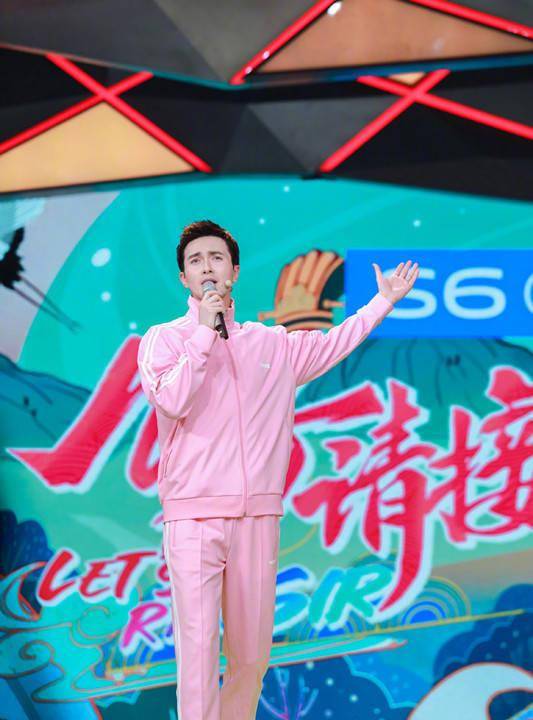 黑色|高伟光走机场，穿灰色的T恤搭牛仔裤，造型显得可酷了！