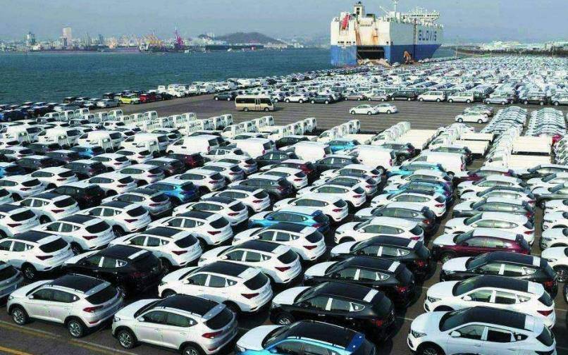 天津某地出现大量库存车,宝马x5卖15万还是没人买,上面一层灰尘-汽车-