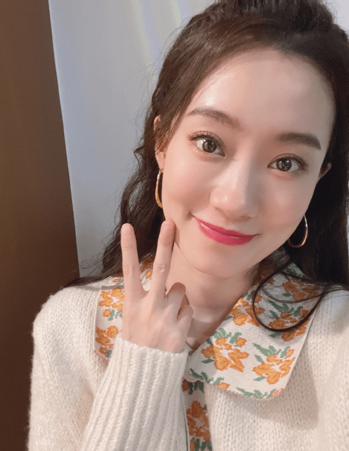 张小斐|张小斐罕见晒自拍,一身休闲装配微卷发好显嫩,身价暴涨依然低调