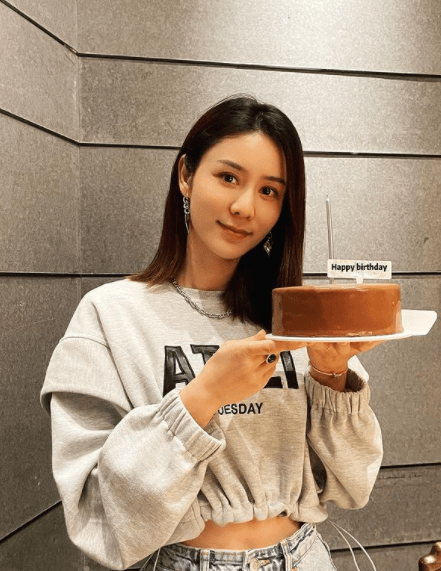 原创张馨月生日甜晒近照!留言感谢林峯和家人,产后一年微露小蛮腰