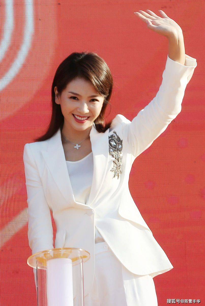 颜色|刘涛真不按常理出牌，黑西装竟搭配连帽卫衣，随性穿搭却很时髦