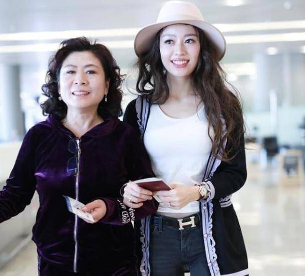 身材|吉娜带着婆婆现身机场,大眼睛加上高挑身材,美得像芭比娃娃一样